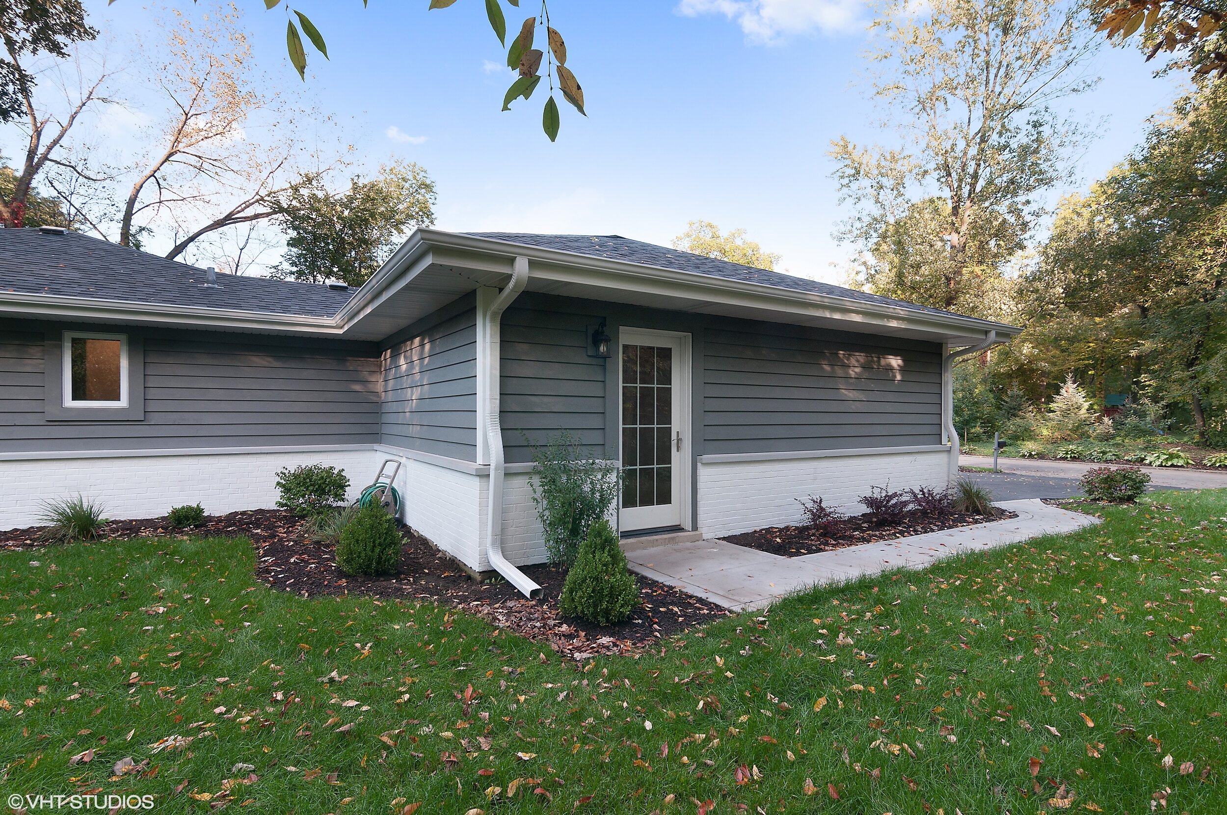 22_2325TrilliumLn_58_SideView_HiRes.jpg