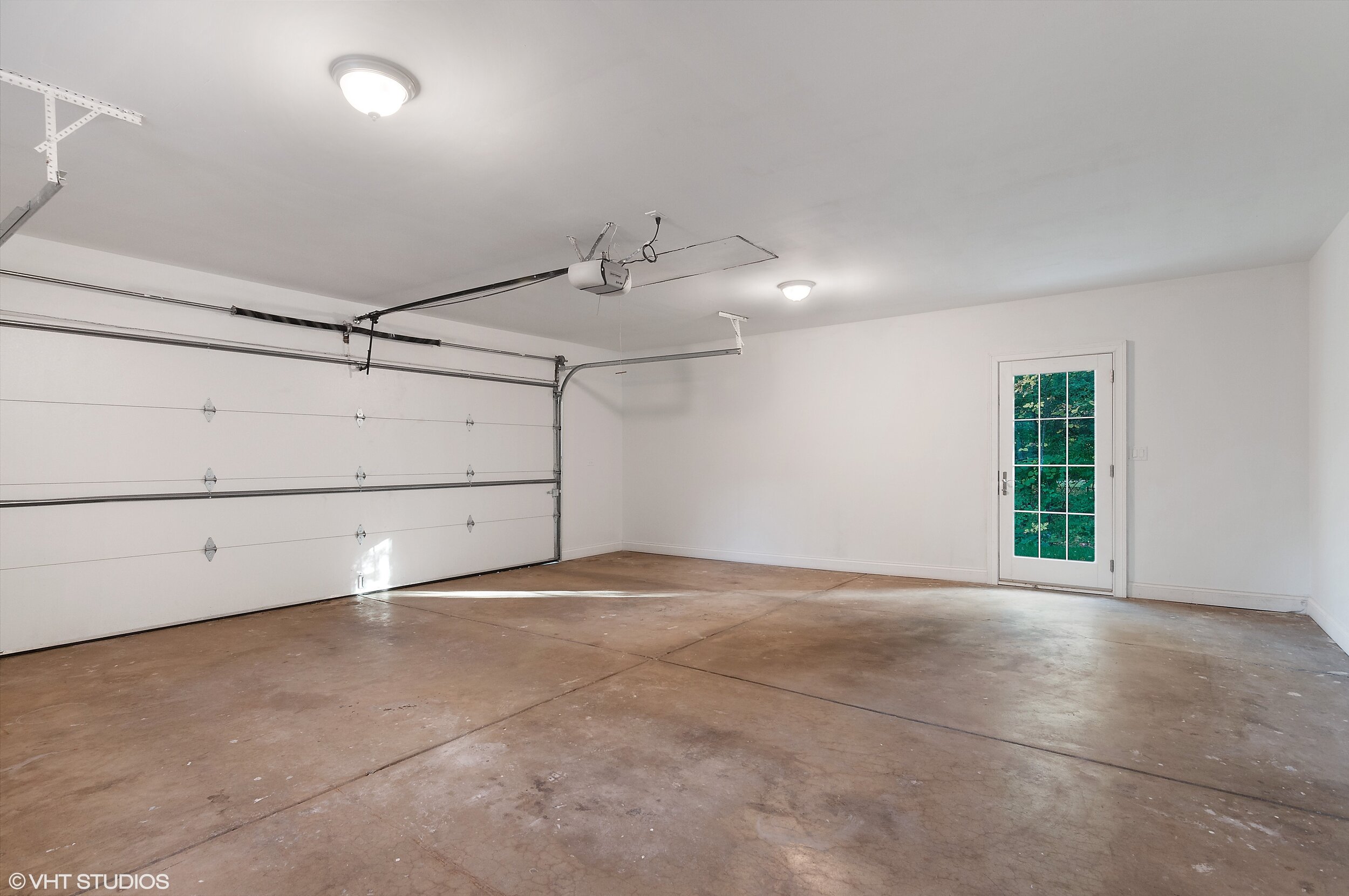 23_2325TrilliumLn_35_Garage_HiRes.jpg