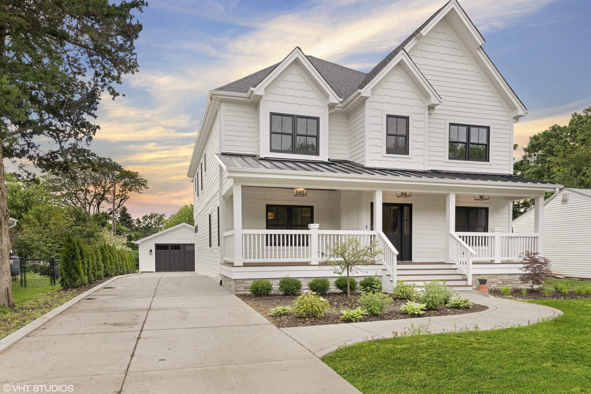 02_529NWrightSt_34_Driveway_HiRes.jpg