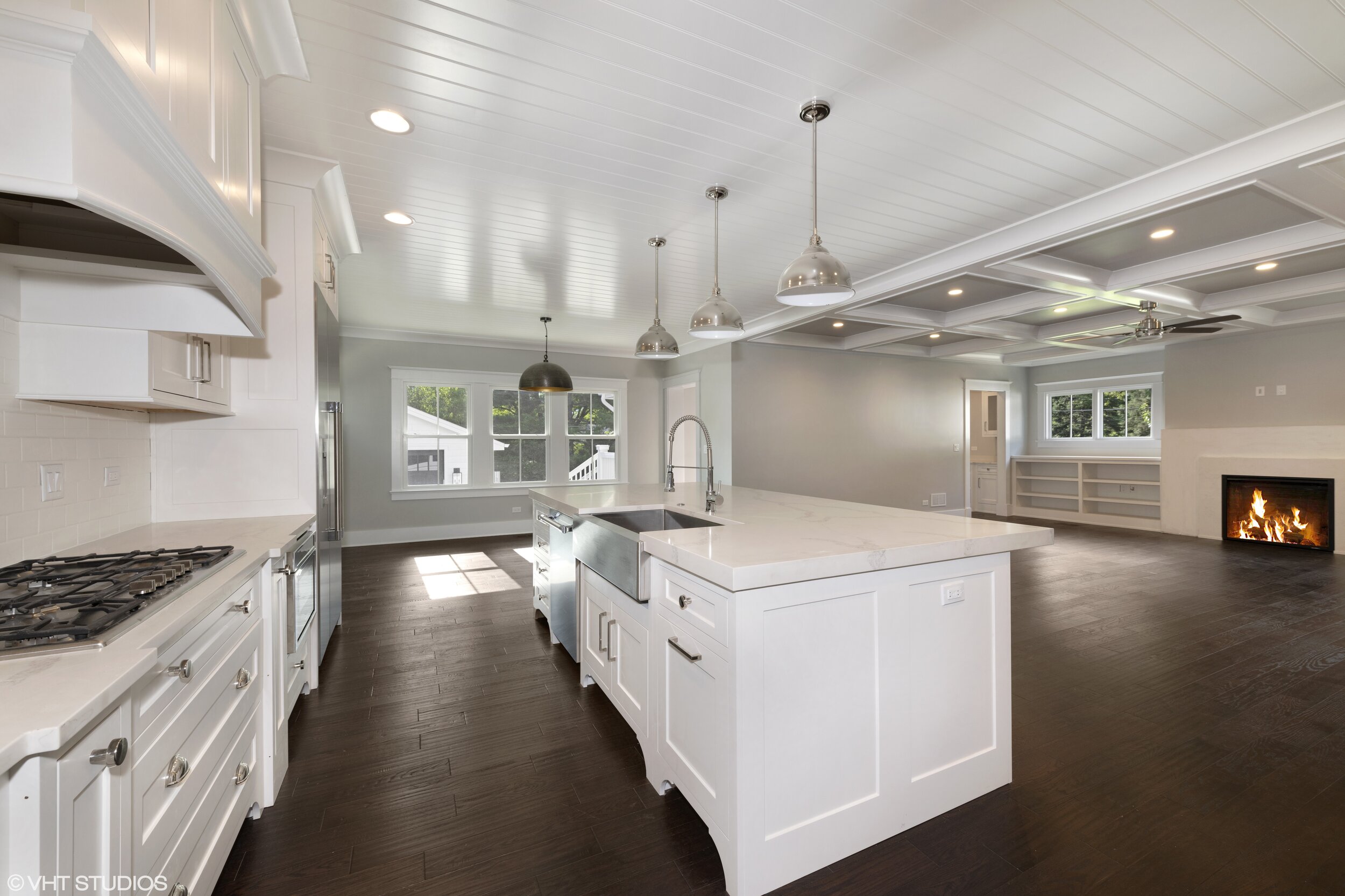 08_529NWrightSt_94_FamilyRoomKitchen_HiRes.jpg