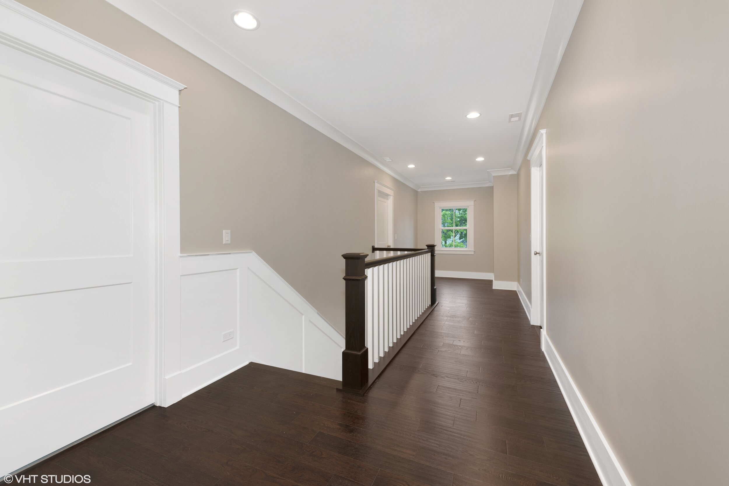 11_529NWrightSt_6_Hallway_HiRes.jpg