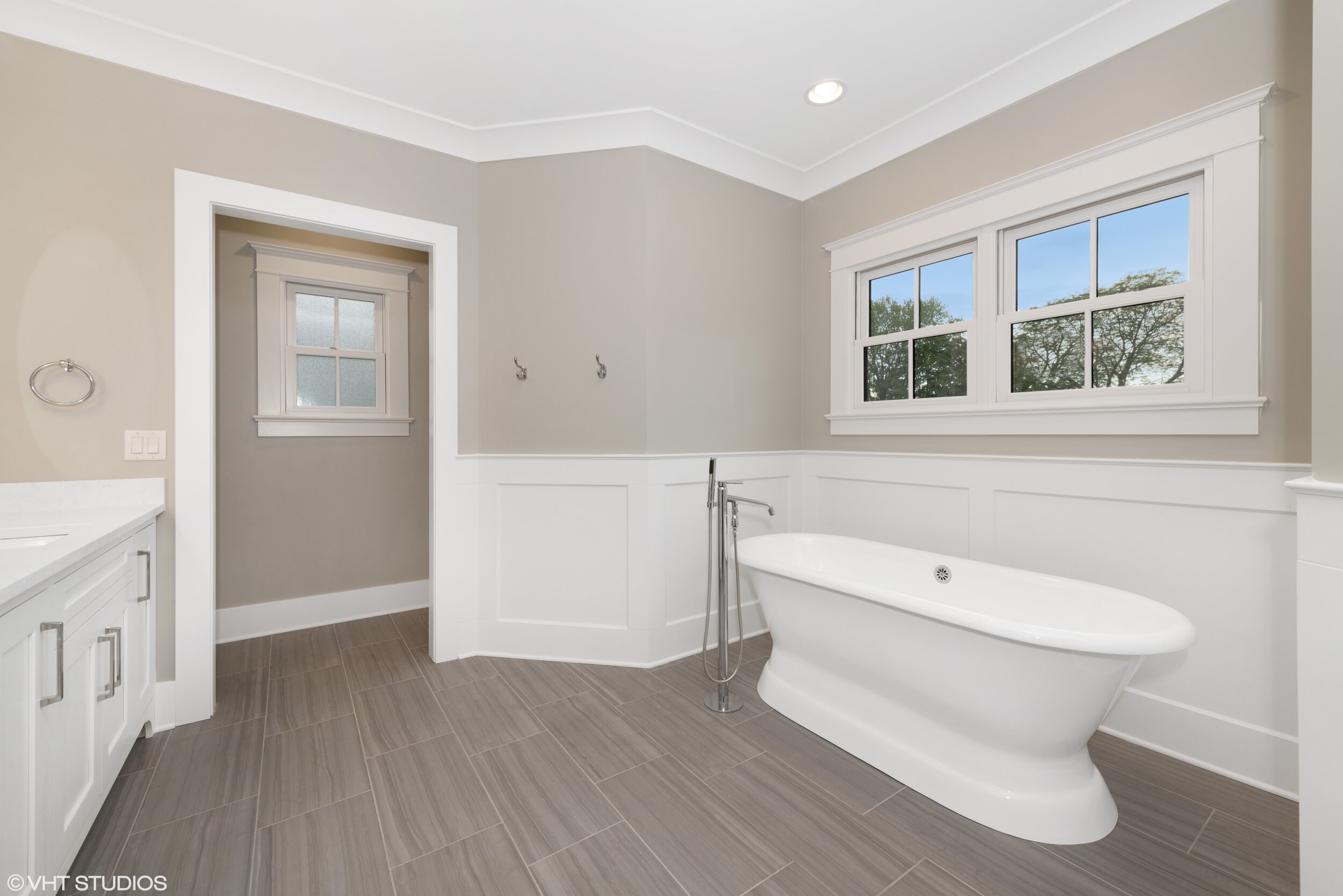15_529NWrightSt_168_MasterBathroom_HiRes.jpg