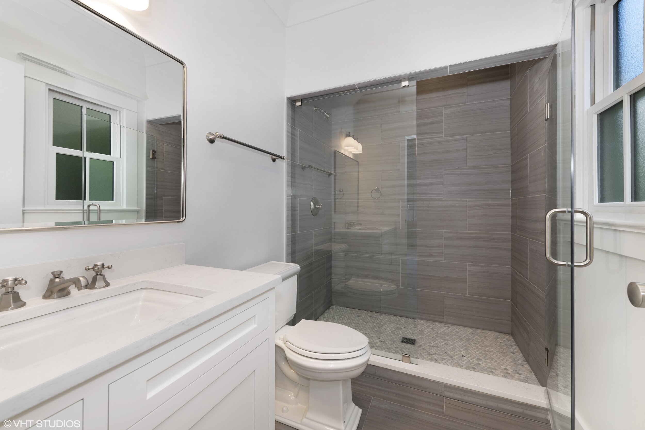 17_529NWrightSt_8_Bathroom_HiRes.jpg