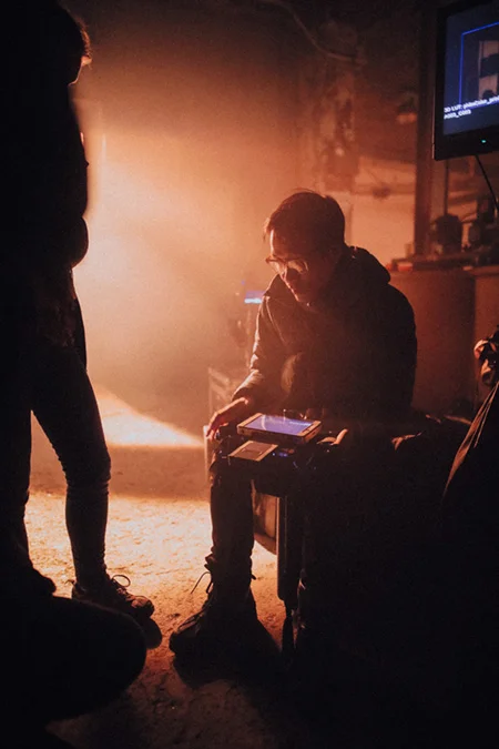 On the set of "ZOMBIE", drenched in post-apocalyptic light.
