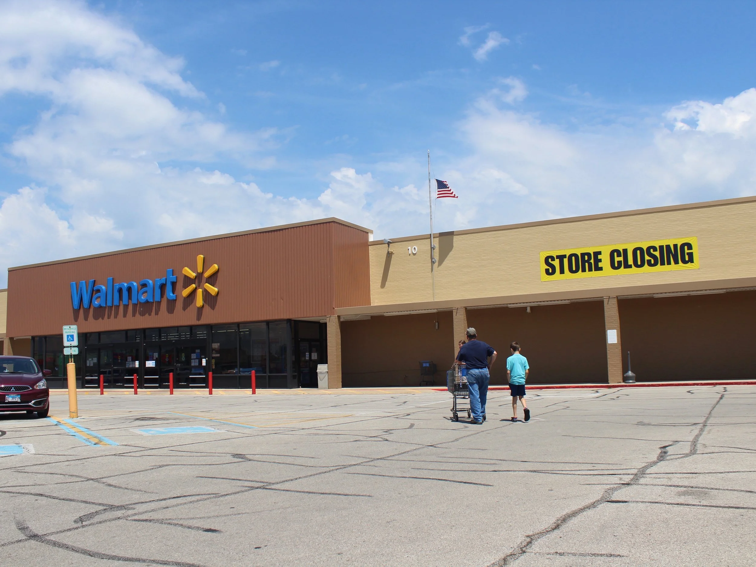 Walmart closing Clinton outlet