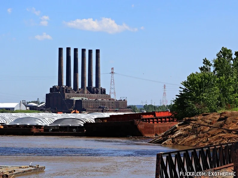 The Cahokia Power Plant in Sauget shut operations in the ‘70s, but continues to be used for coal storage. (Flickr/Exothermic)