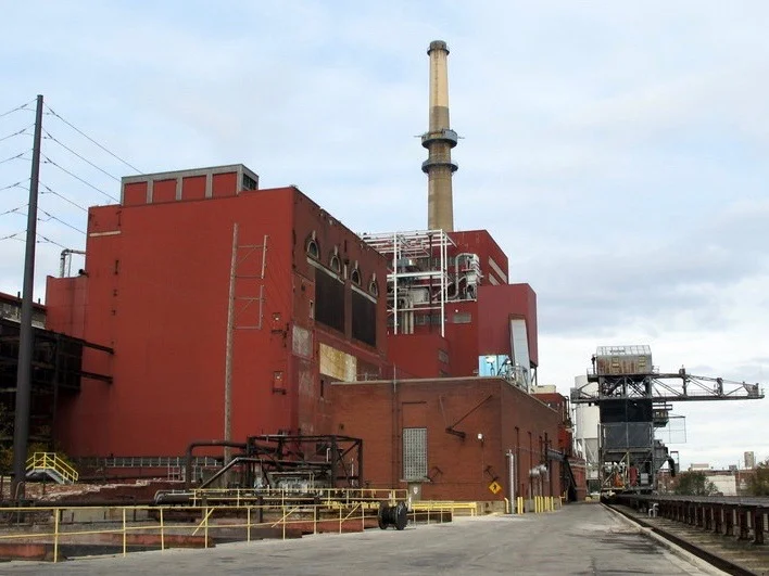 The coal-fired Fisk power plant in Chicago was shut down early in the decade. (Wikimedia Commons/Theodore Kloba)