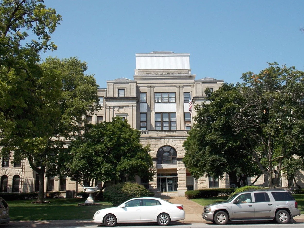 Preservationist groups led by Landmarks Illinois are suing to hold off the demolition of the old Rock Island County Courthouse. (Wikimedia Commons/Farragutful)