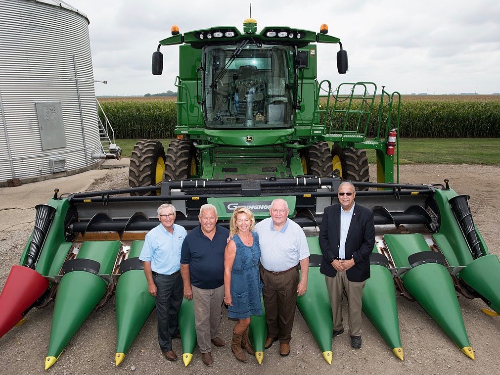 Illinois Farm Bureau President Richard Guebert Jr. (left) poses with U.S. Agriculture Secretary Sonny Perdue (second from right) along with then-Illinois Agriculture Director Raymond Poe (right) and Rochester farmers Larry and Diana Beatty in 2017. (USDA)