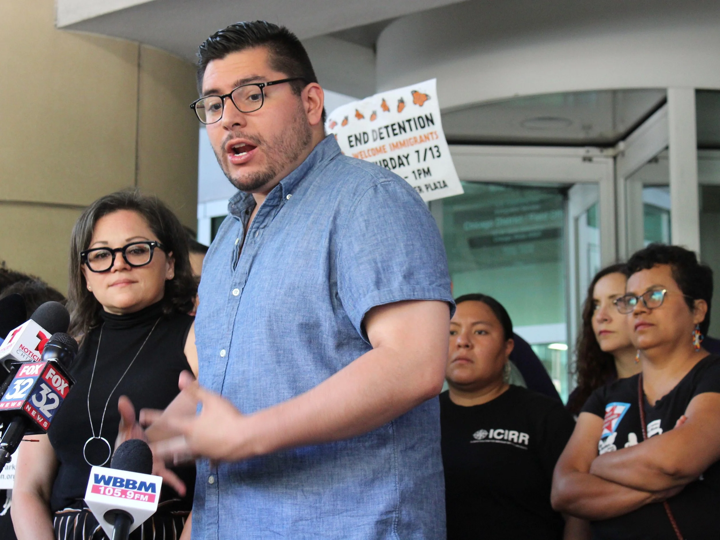 Backed by Mony Ruiz-Velasco, Alderman Carlos Ramirez-Rosa calls on Chicago Mayor Lori Lightfoot to issue an executive order banning collaboration between police and federal immigration agents. (One Illinois/Ted Cox)