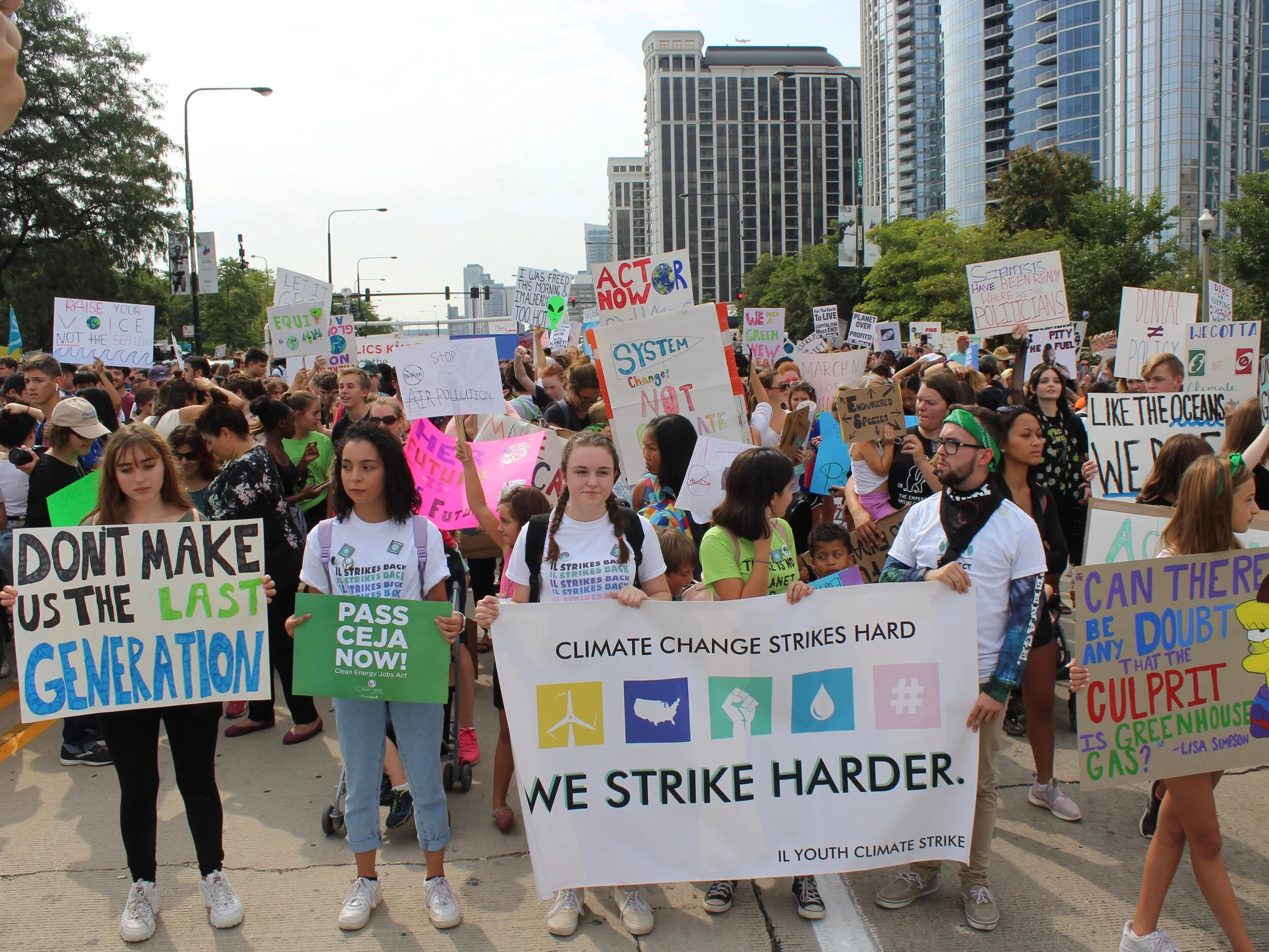 Leaders of the Illinois Youth Climate Strike step off from Grant Park on a march into Chicago’s Loop demanding action on global warming. (One Illinois/Ted Cox)
