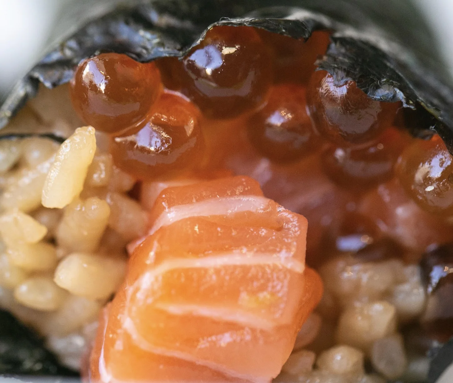 Salmon &amp; Ikura Hand Roll