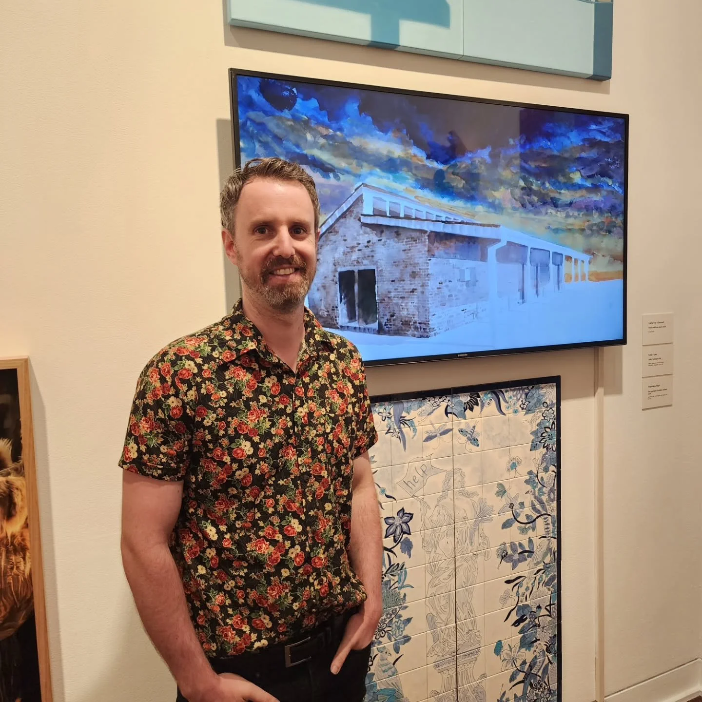 A lovely night at a very full @wollongongartgallery - congrats to all the finalists and nice to be hanging with a dear old friend. 

#wollongongartgallery
#wollongongartprize #gong #artprize