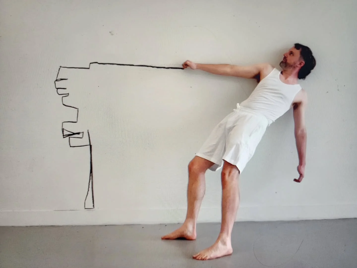 Last night, I had the privilege of sharing a new work with a live audience at @drawspacesydney 
Thank you to everyone who came.

The performance was an act of remembering and loss. I drew a ubiquitous park bench on the wall, an image that recalls bea