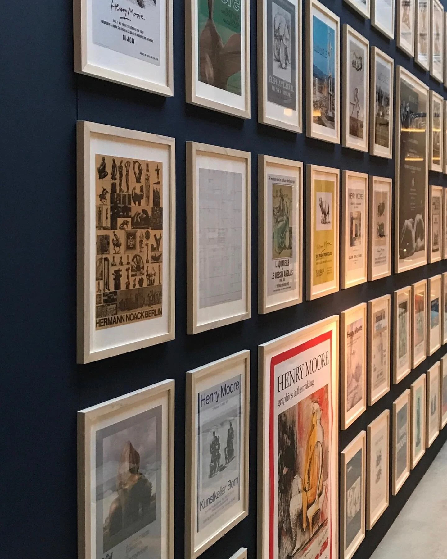 Throwback to the #HenryMoore exhibition at the @Burberry store in Milan in 2017.
#Burberry #Millan #Art #Fashion #Prints