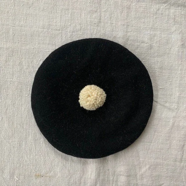POM POM BERET - BLACK