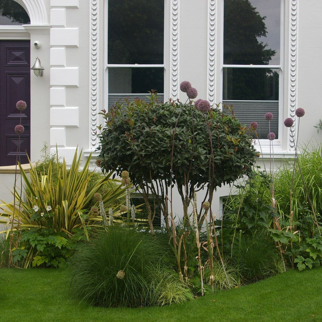 Based in Cheltenham, we&rsquo;re privileged to work on some beautiful Georgian houses in the town and surrounding area. With this design we wanted to deliver an elegant yet bold planting scheme to complement the imposing architecture of the house.
Sw