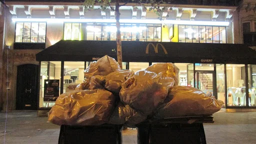 Les poubelles du McDonald's dans la nuit du 26 au 27 juillet 2018. On observe les cartons fournisseurs, en apparence triés, re-mélangés avec les déchets de salle