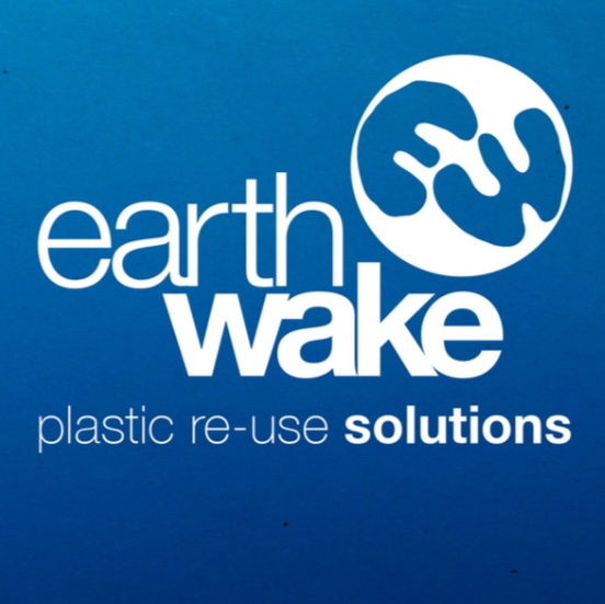 L’Association d'intérêt général Earthwake, fondée par le comédien Samuel Le Bihan, a pour mission de mettre au point des innovations pour collecter et valoriser les déchets plastiques.