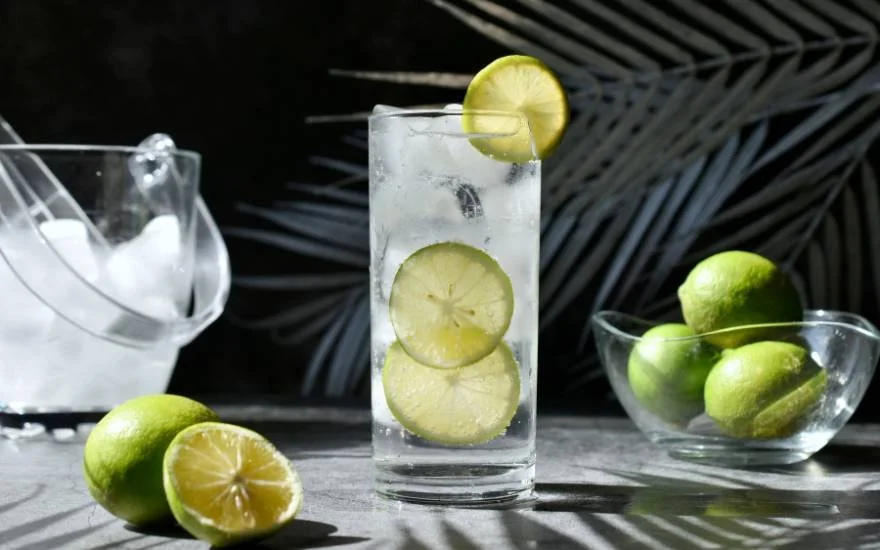 What’s The Difference Between Tonic Water and Soda? — The Three Drinkers
