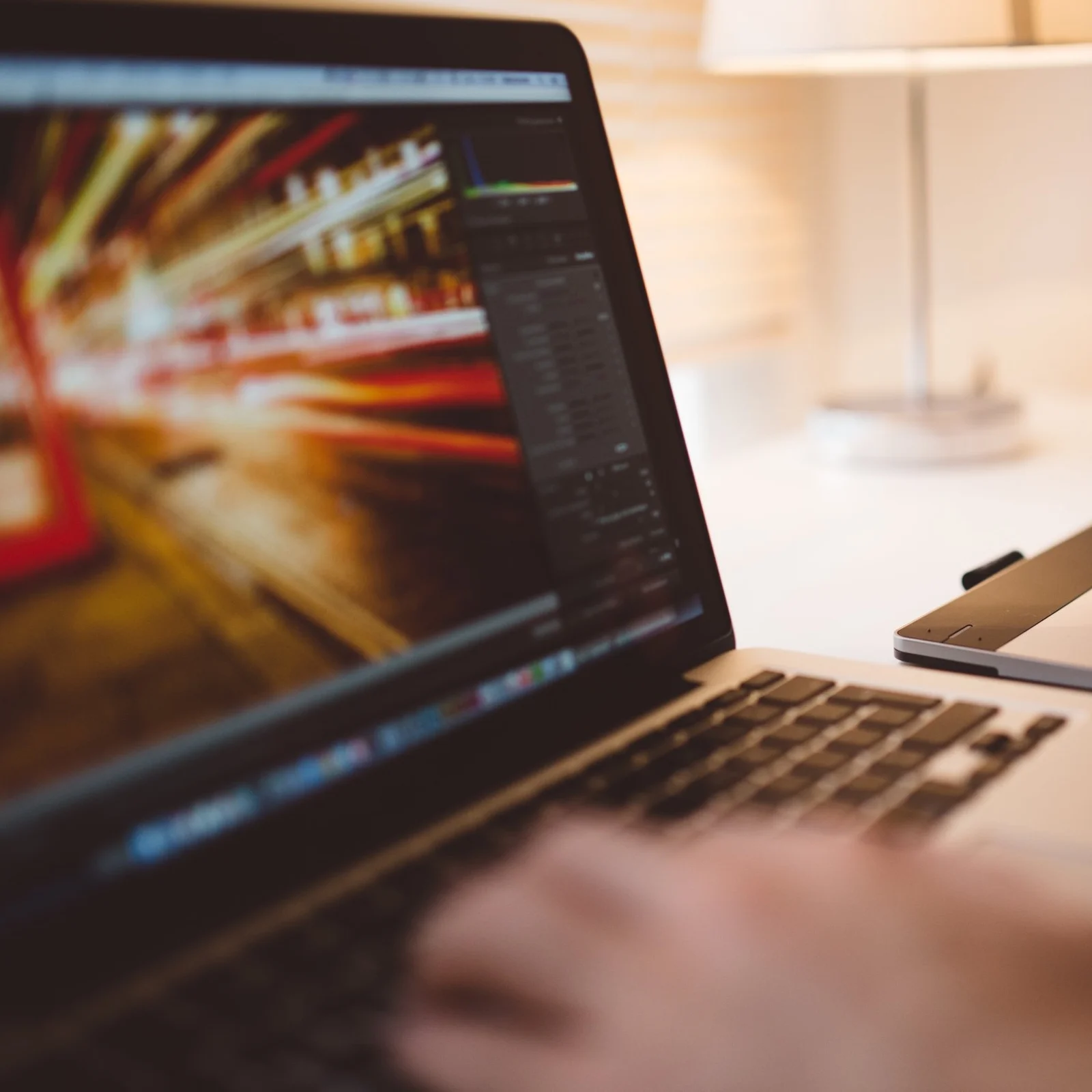 creative-designer-macbook-pro-34199.jpg