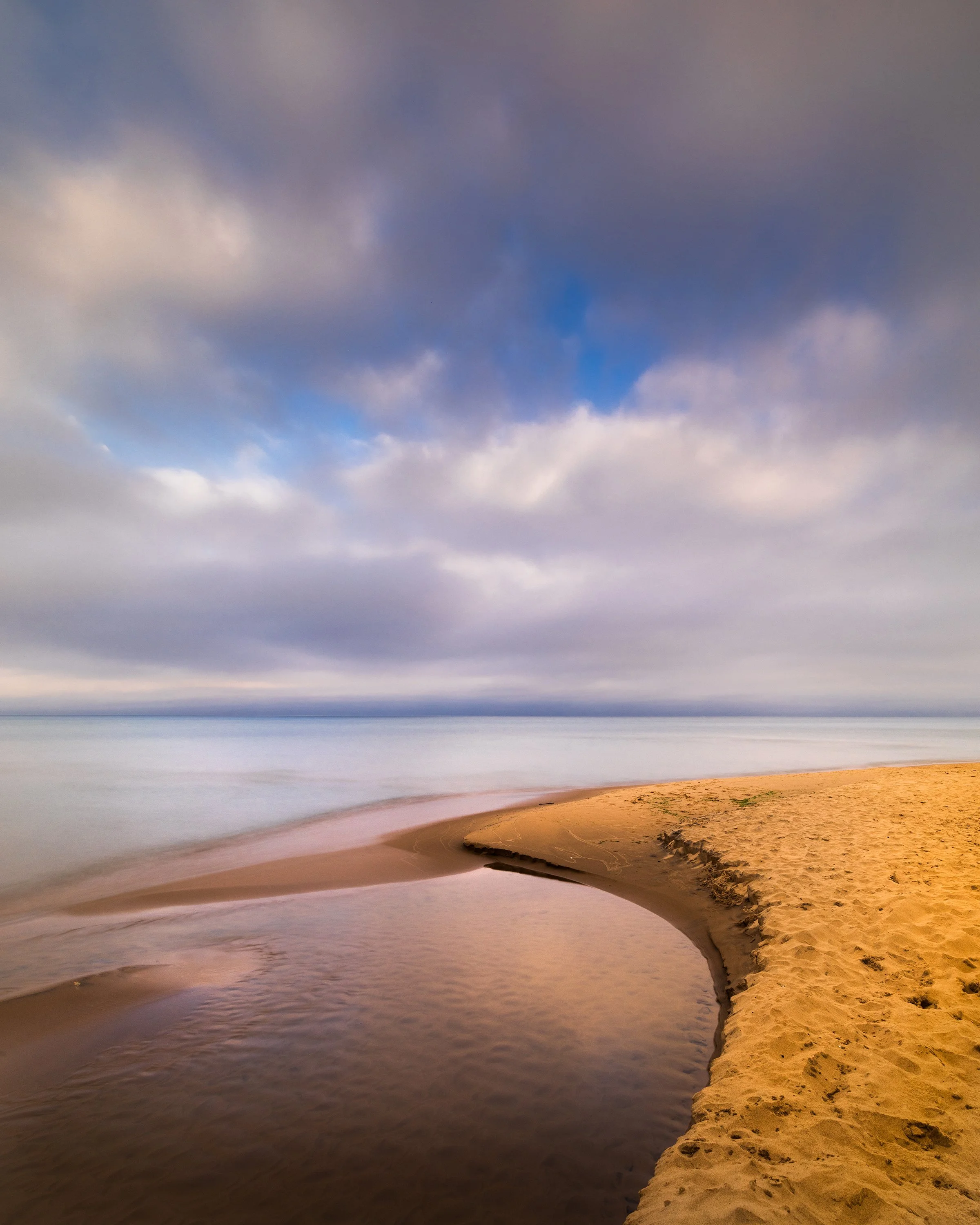  Curvy sands along the lakeshore. 