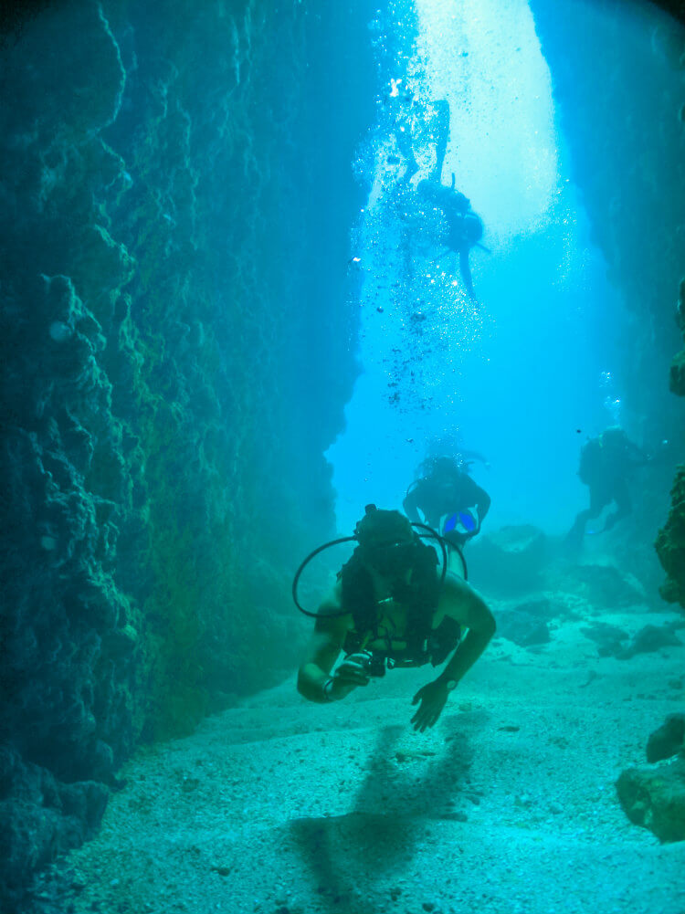 Dive Marietas - Tunnel.jpg