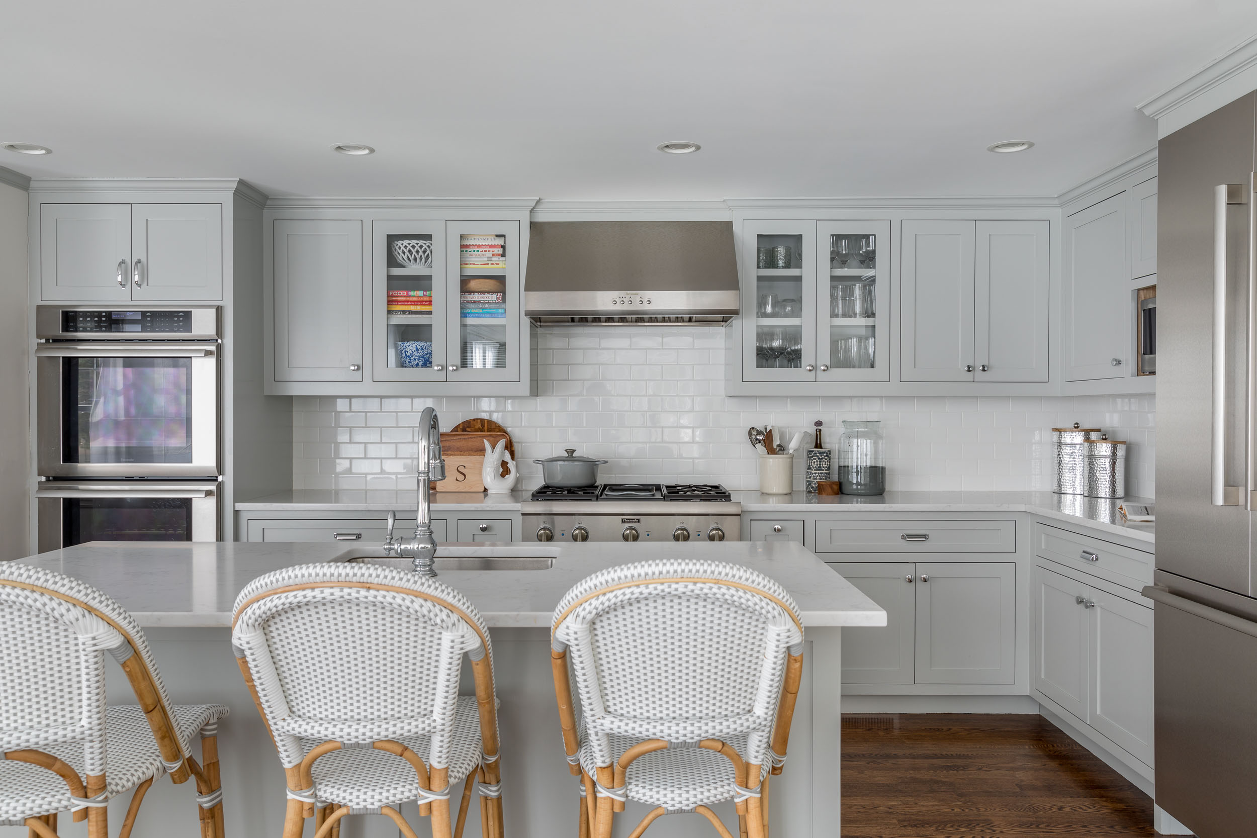 gray-white-kitchen-layout-decor
