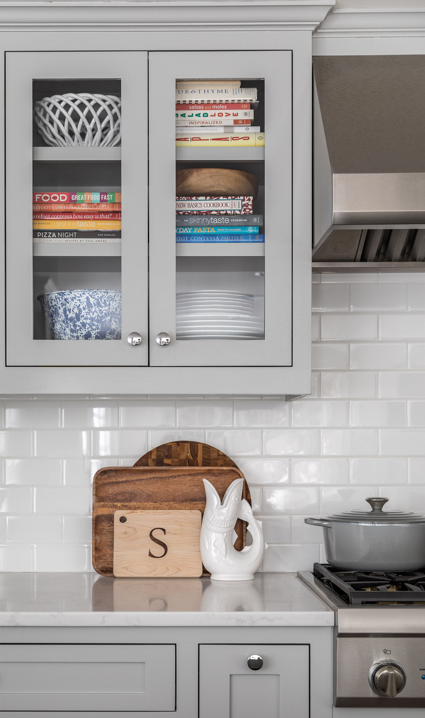 kitchen-cabinet-book-shelf-decor