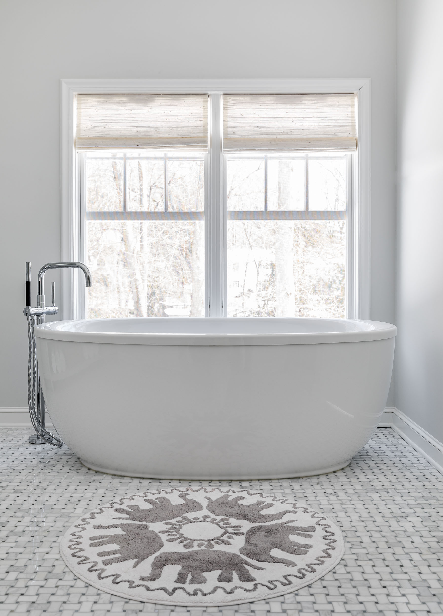 natural-roman-shades-tub-bathroom