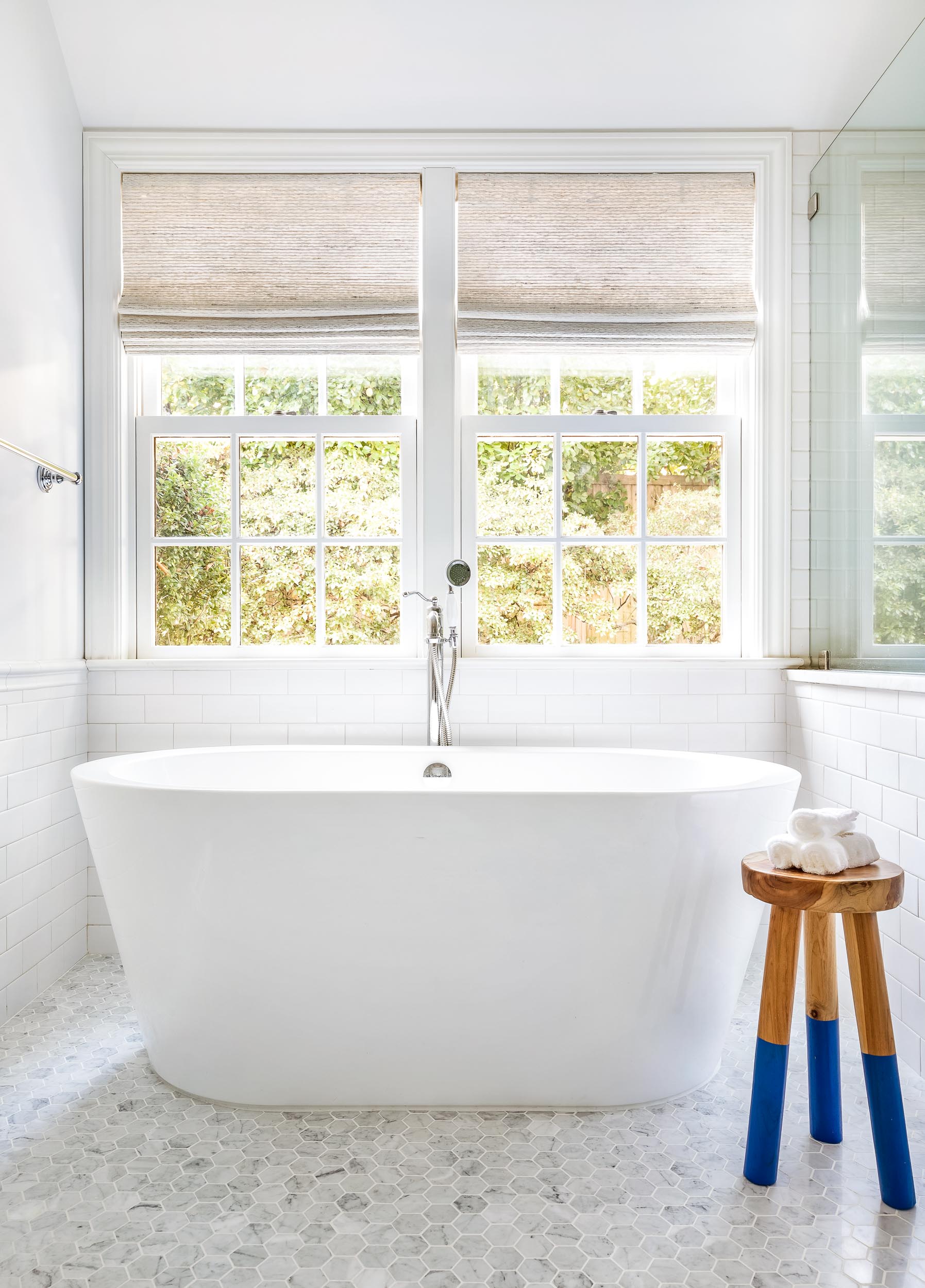 clean-minimal-bathroom-tub