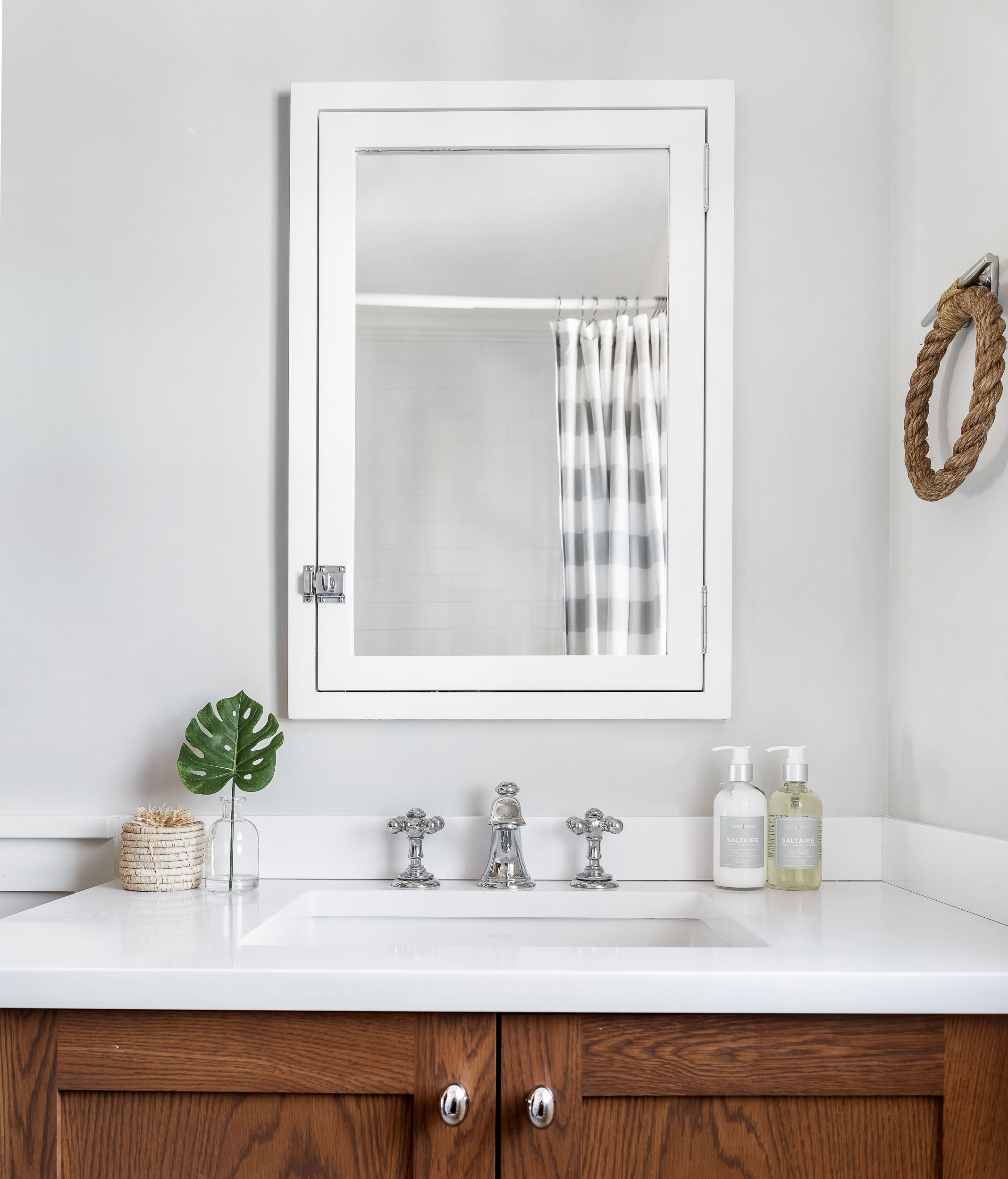 clean-bathroom-sink-decor