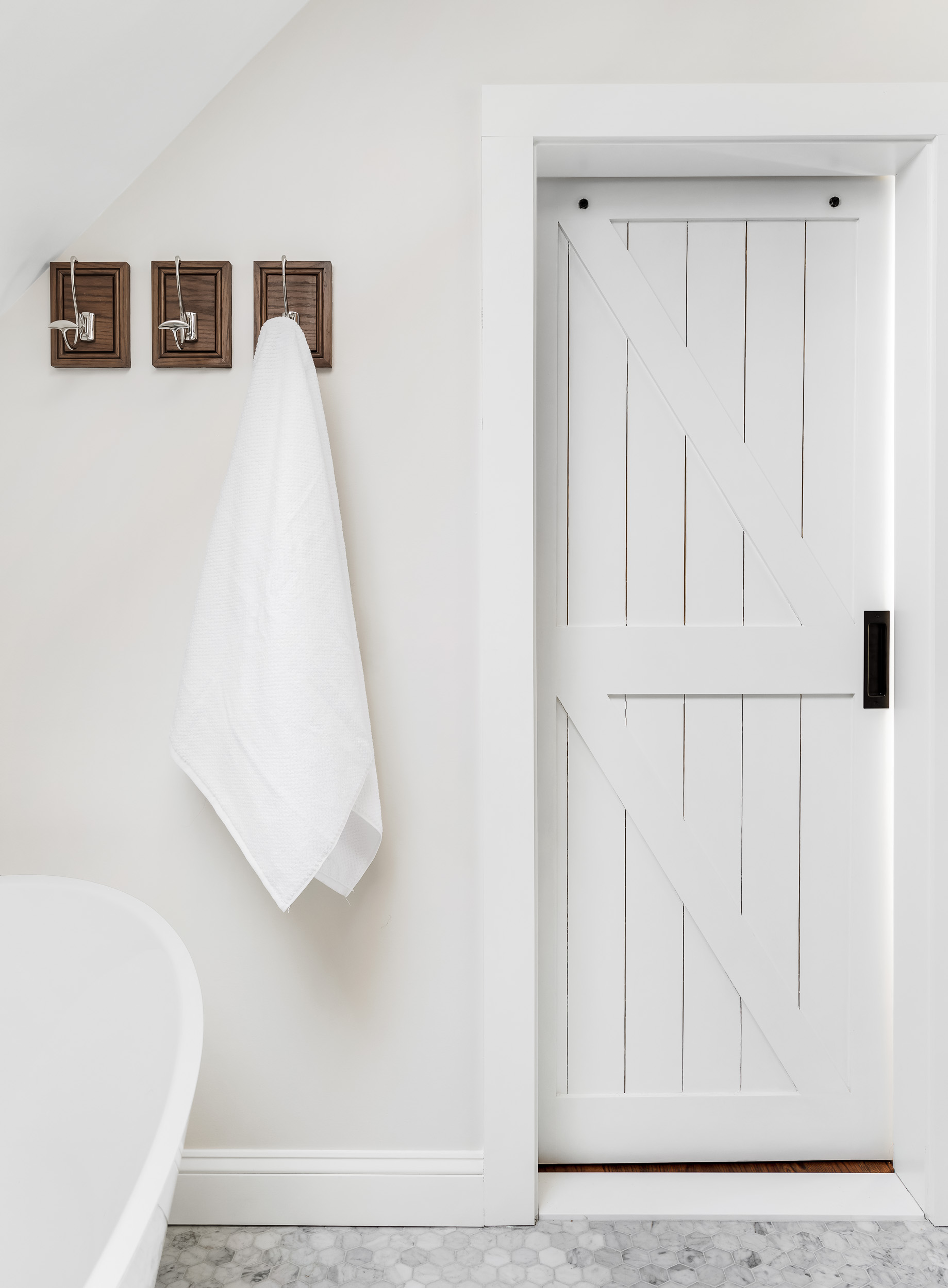 charming-barn-door-bathroom