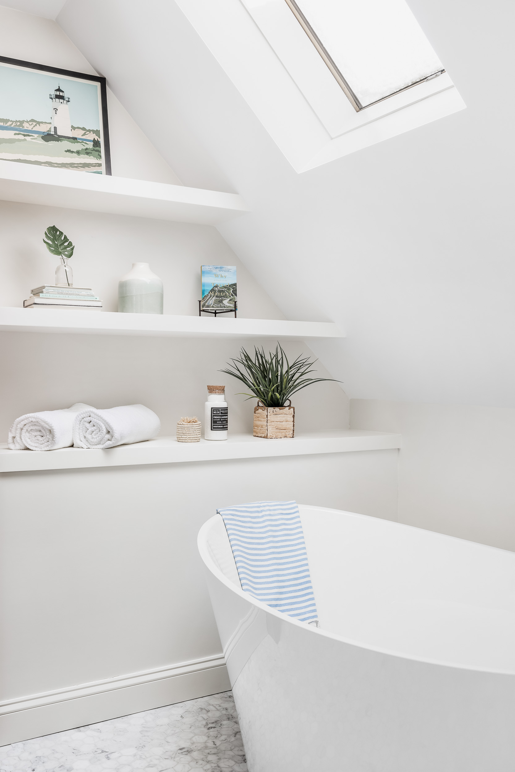 clean-styled-bathroom-shelves-tub