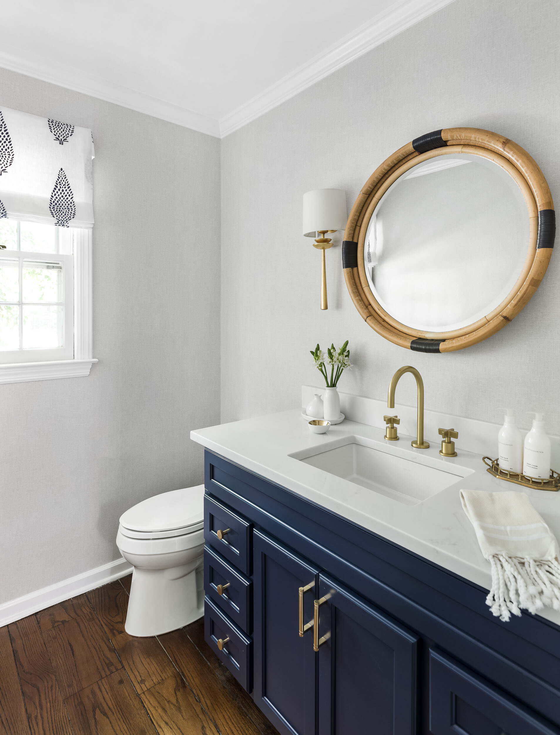 navy-vanity-bathroom-round-mirror