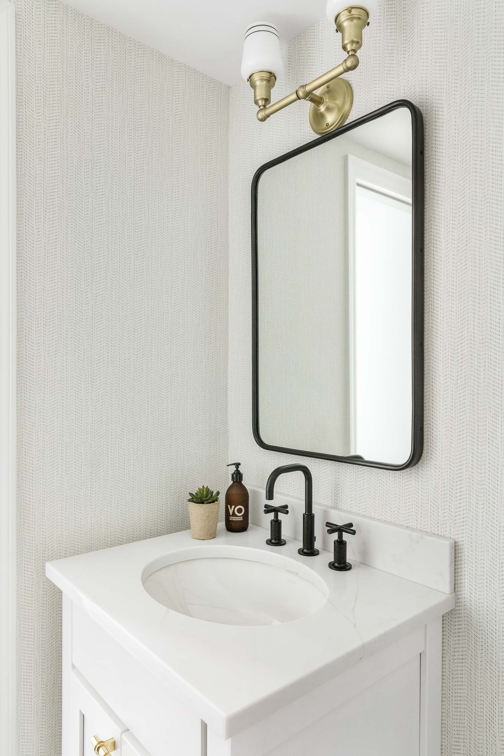 gray-white-small-bathroom-decor