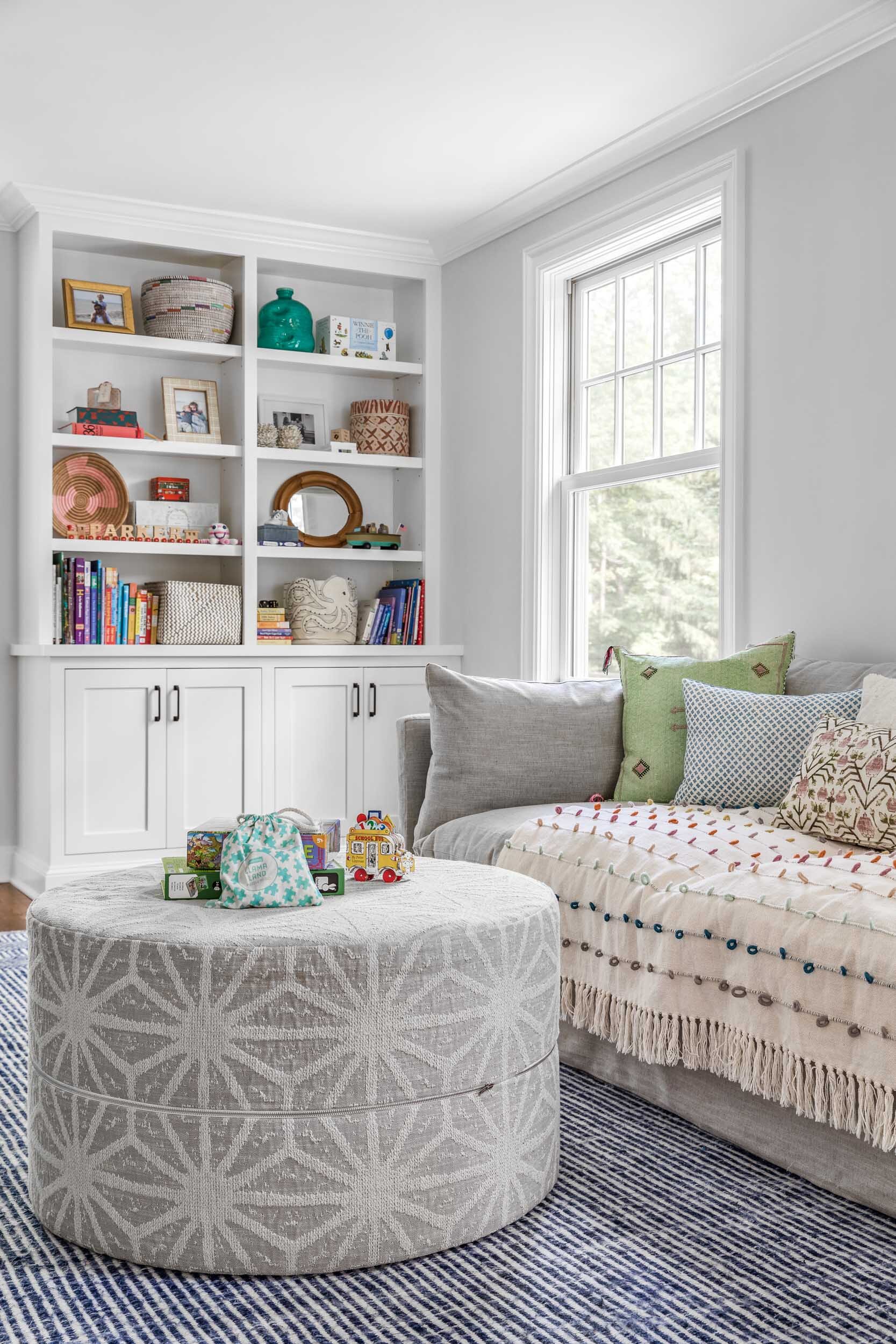 kid-friendly-living-room-decor-shelf-styling