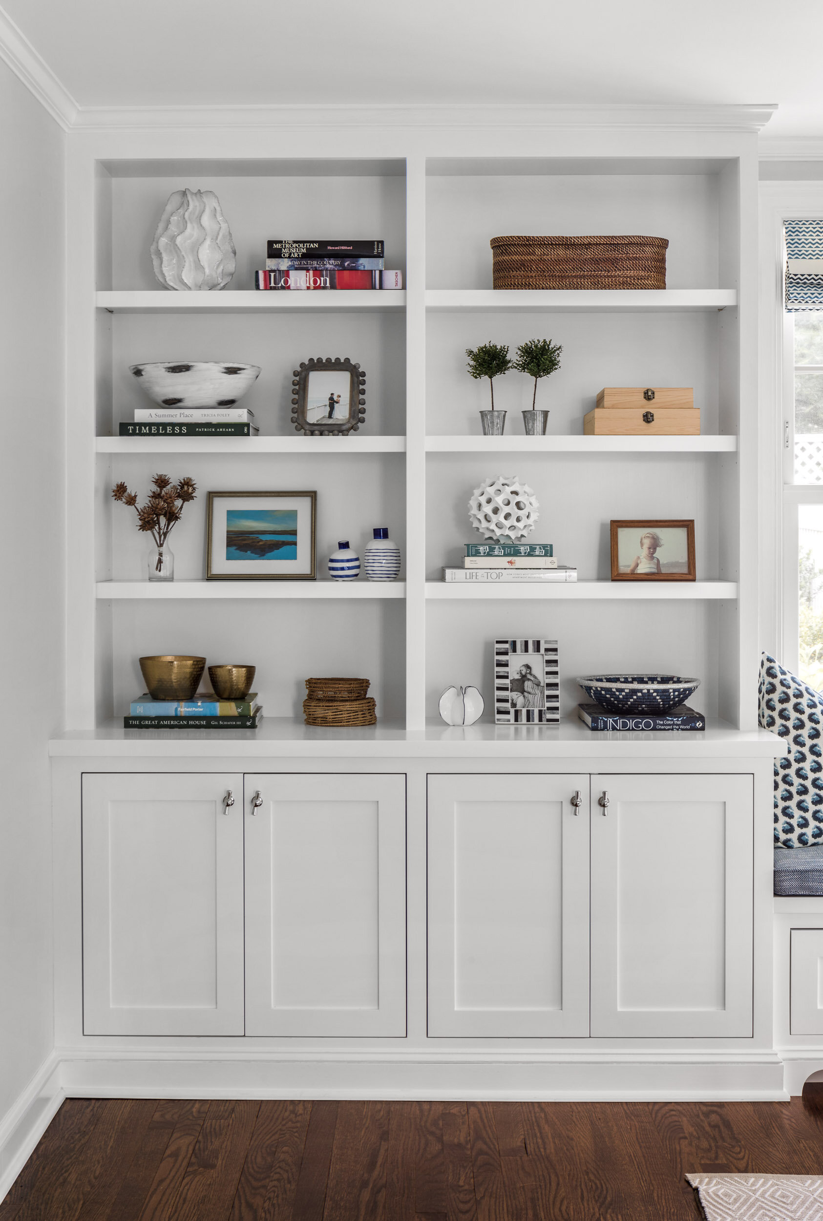 living-room-built-in-shelf-styling