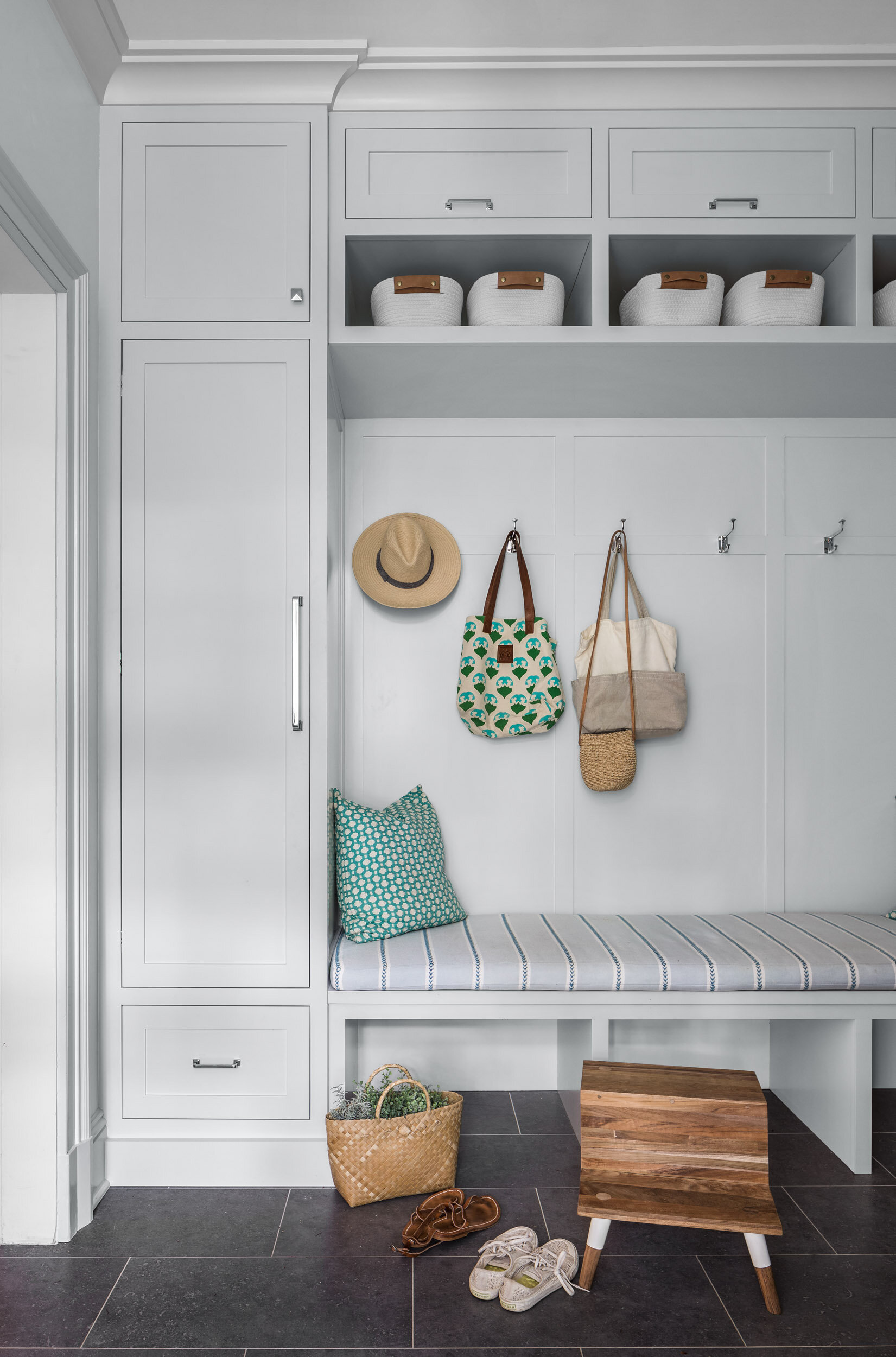 functional-kid-friendly-mudroom-layout-design