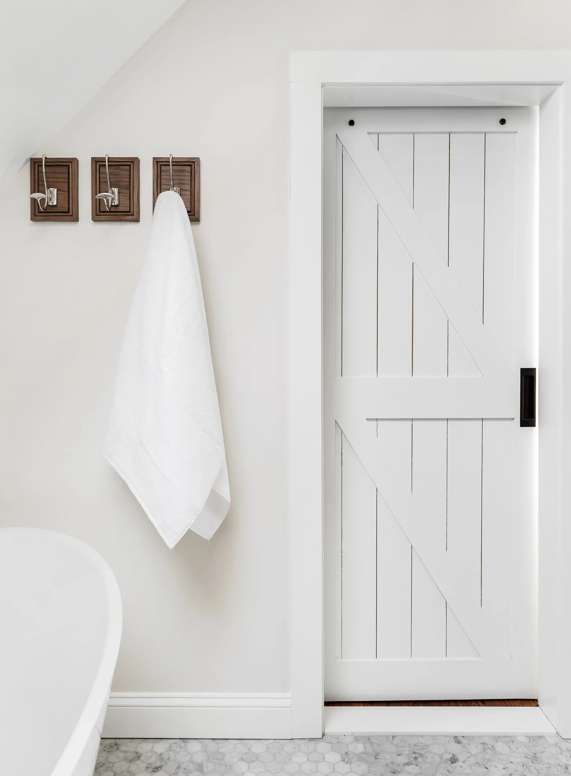 parker+and+parker+design-interior+design+photography-new+canaan+ct-master+bathroom-+bath+and+barn+door.webp