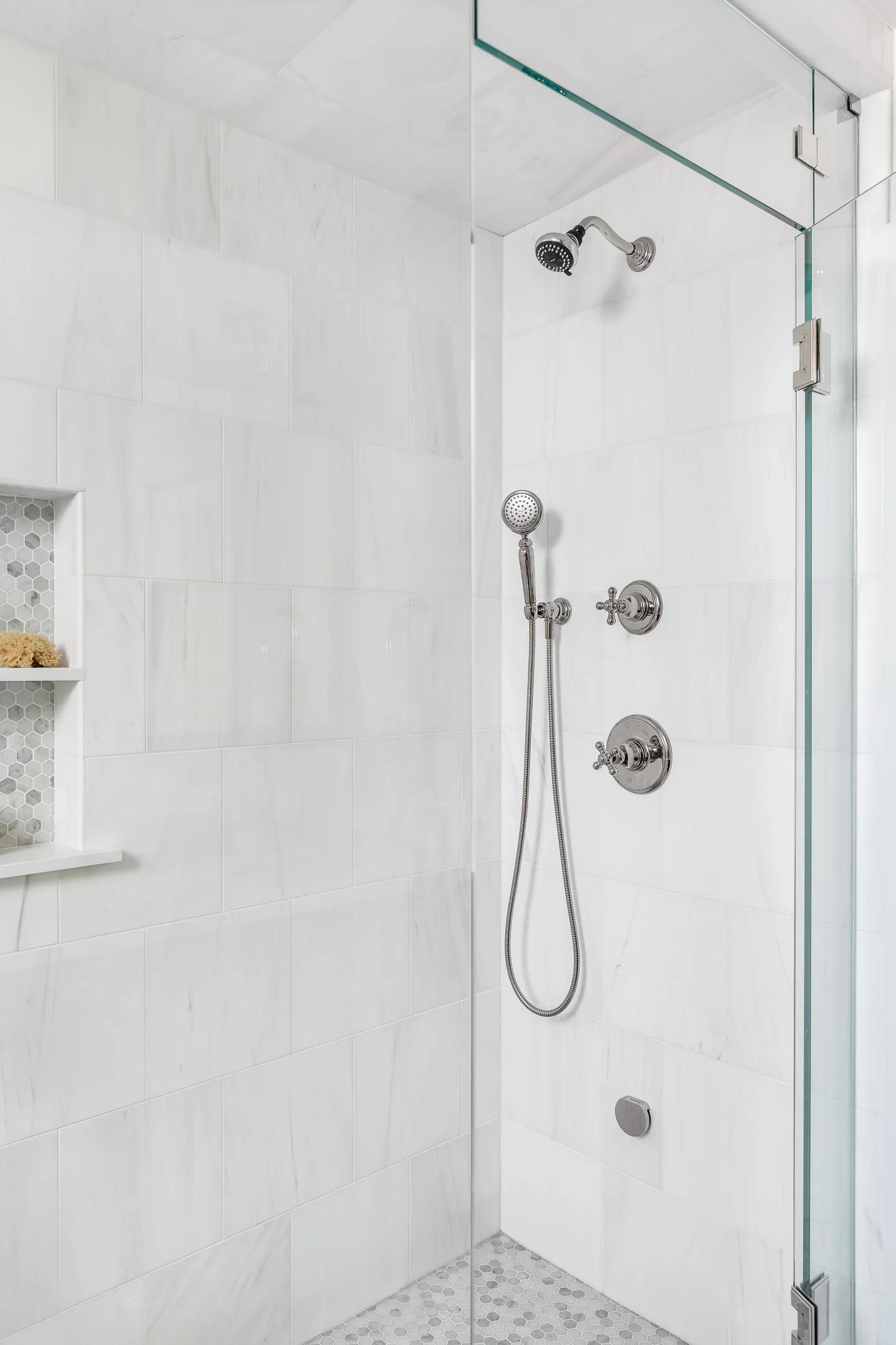 parker+and+parker+design-interior+design+photography-new+canaan+ct-renovated+bathroom-steam+shower+with+recessed+shower+niche.webp