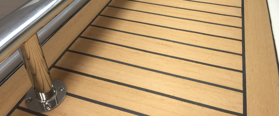 Broom 425 helm step 2G deck.jpg