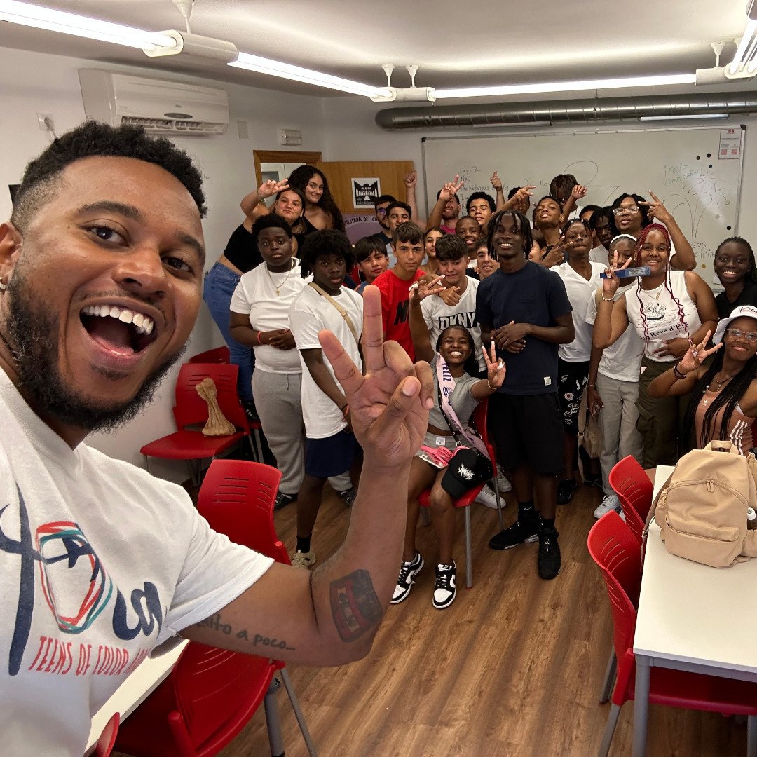 #TBT to the Mesa de intercambio/Cultural Exchange Workshop 🤝

Back in July, we made new friends with teens from AES Candelaria! Both groups of students gave presentations about their homes, traditional foods, places they like to visit, and more abou