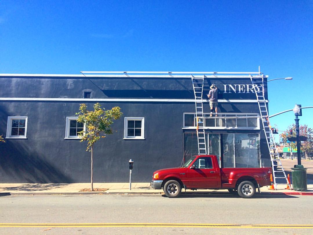 Vinavanti Urban Winery - sign painter at work