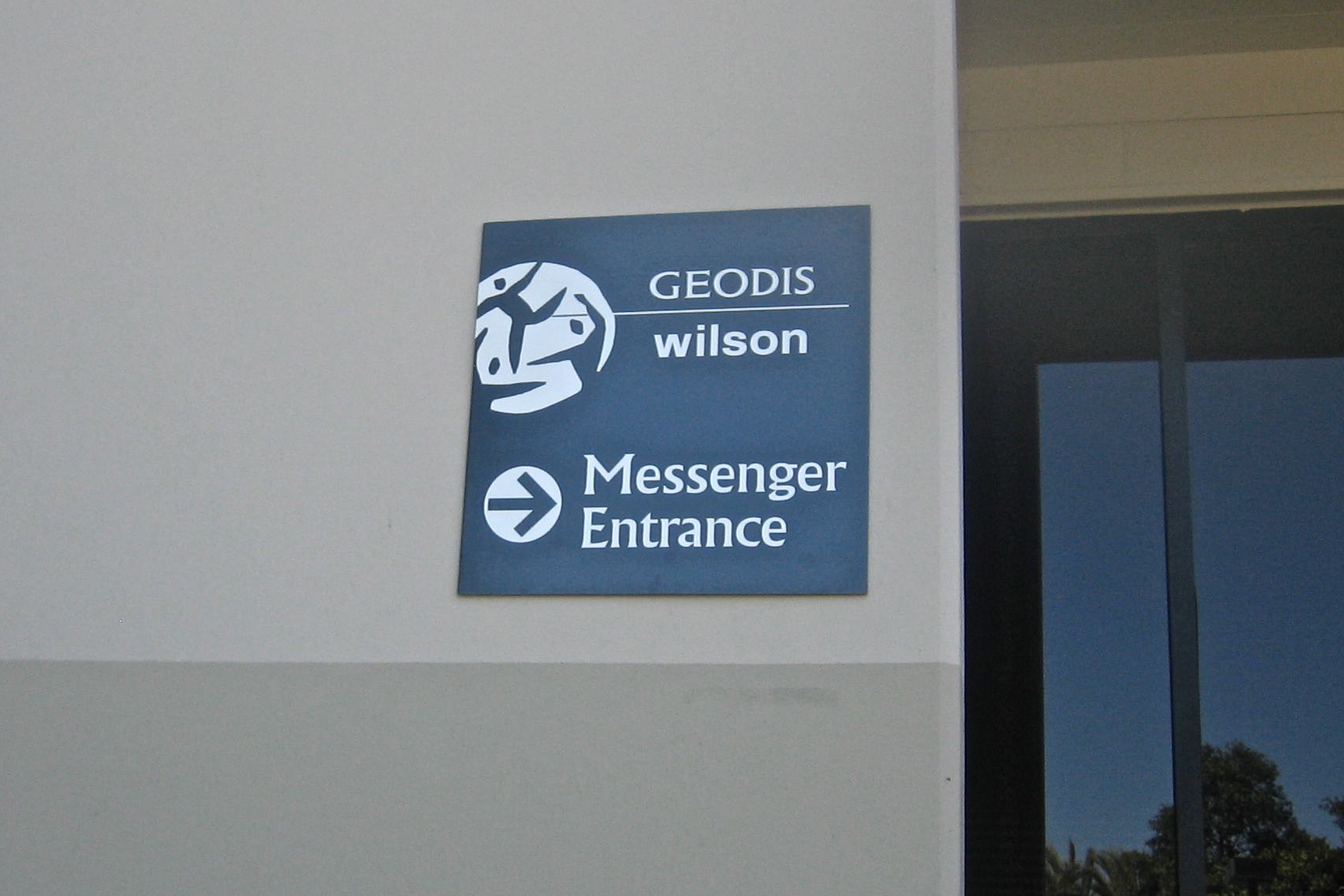 Geodis Wilson entry directional sign