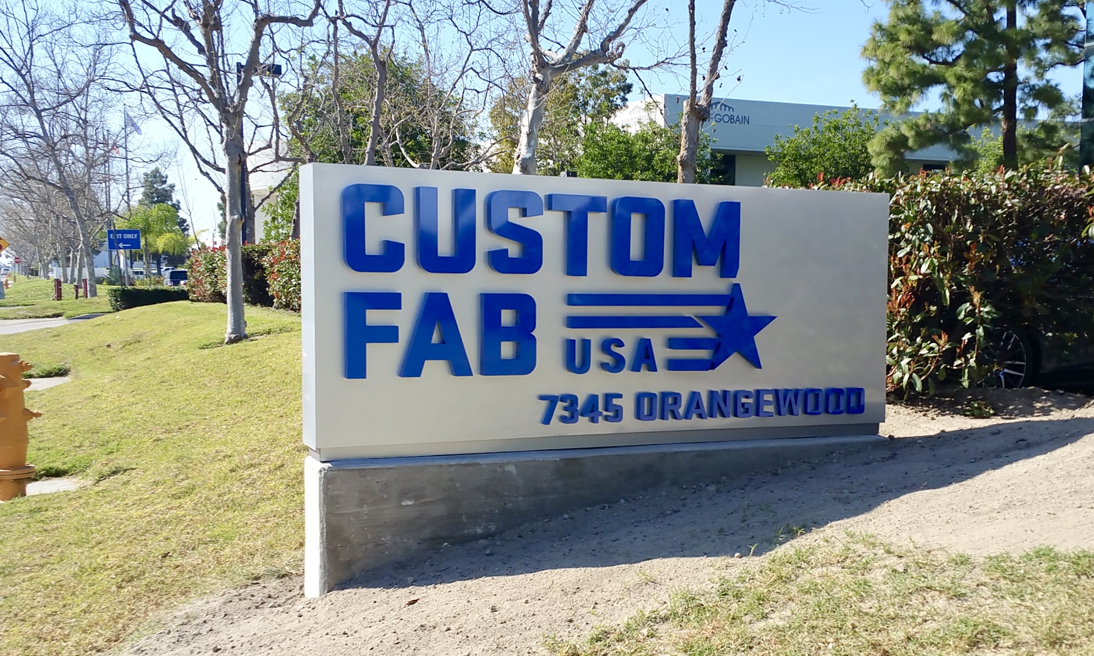 Custom Fab dimensional letters and logo on monument sign