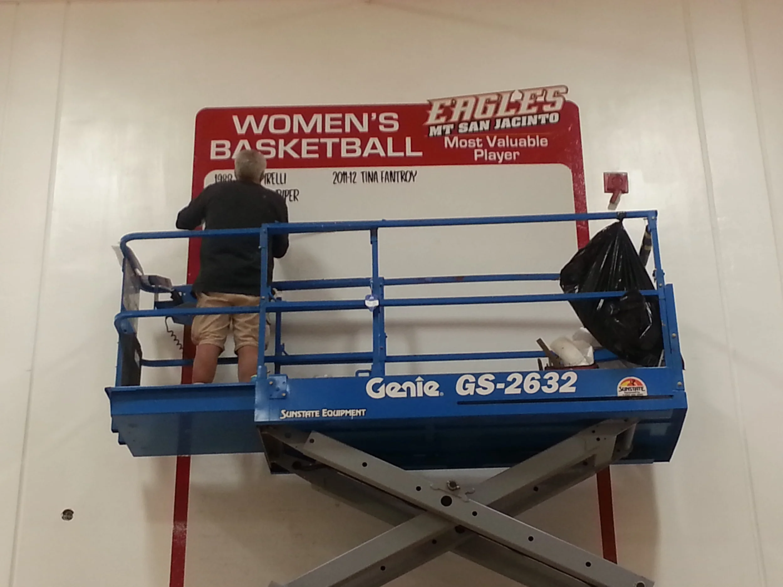 SIGN PAINTER HAND LETTERING GYM GRAPHICS