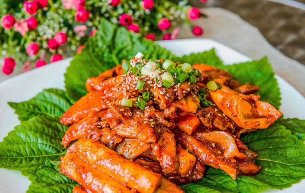 Lay down some perilla leaves to decorate the humble TTEOKBOKKI with a punchy contrast in colour. Classy.