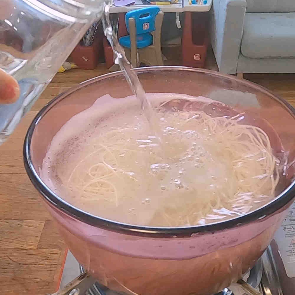 cold water boiling somyeon noodles 1.jpg