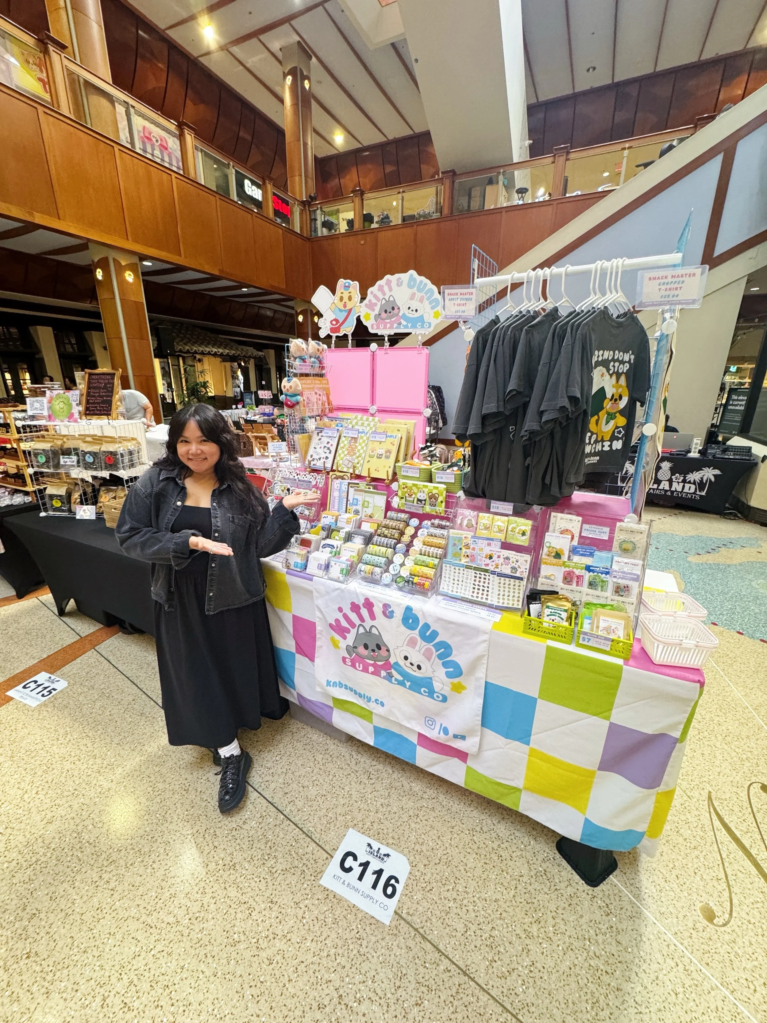 Pretty little baby ~ my booth is so baby! Hehe 🤭 I&rsquo;m always amazed with the different ways I can build out my booth ~ because many of you know very well I have A LOT 🙈 Anyways, come visit our mini pop-up at @pearlridge with @islandcraftfairs 